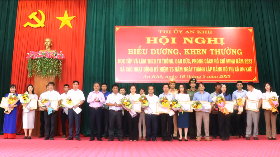 Ban Thường vụ Thị ủy An Khê tặng giấy khen cho các cá nhân có thành tích xuất sắc trong các phong trào thi đua yêu nước. Ảnh: Ngọc Minh