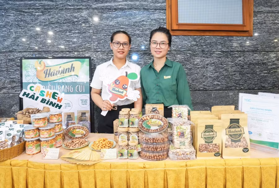 Bộ sản phẩm hạt điều rang củi Hải Bình Gia Lai hiện đã tiệm cận các tiêu chí sản phẩm OCOP cấp quốc gia (ảnh đơn vị cung cấp).