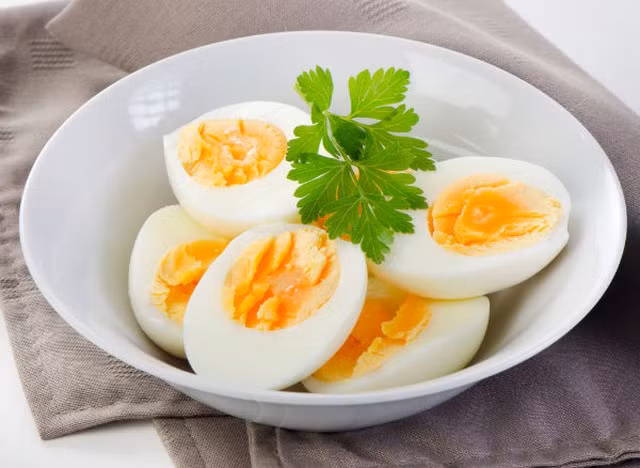 Trứng luộc chín kỹ sẽ vẫn tươi ngon sau khoảng từ 3 đến 4 ngày trong tủ lạnh. Ảnh: Shutterstock
