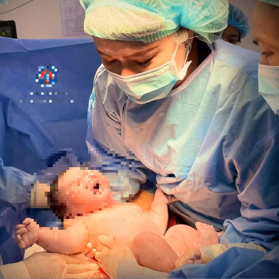 Em bé nặng 5,8kg chào đời an toàn. Ảnh: Bệnh viện Hùng Vương TP. Hồ Chí Minh