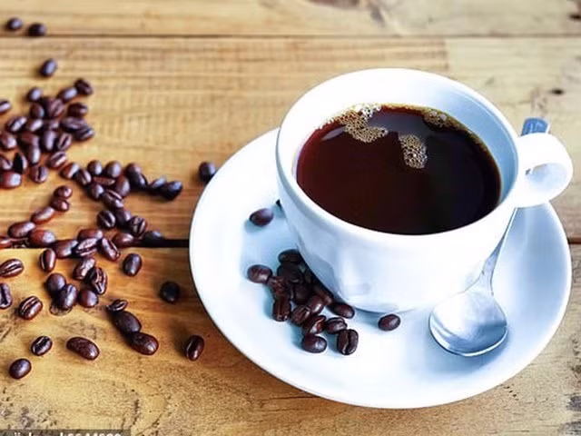 Một người trưởng thành khỏe mạnh (trừ phụ nữ mang thai) có thể tiêu thụ tối đa 400 mg caffeine mỗi ngày. Ảnh: Shutterstock