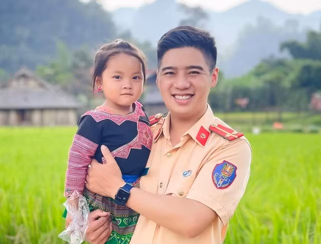 Anh Dương Hải Anh với trẻ em nghèo được hỗ trợ trong dự án Nuôi em Mộc Châu. Ảnh: NVCC