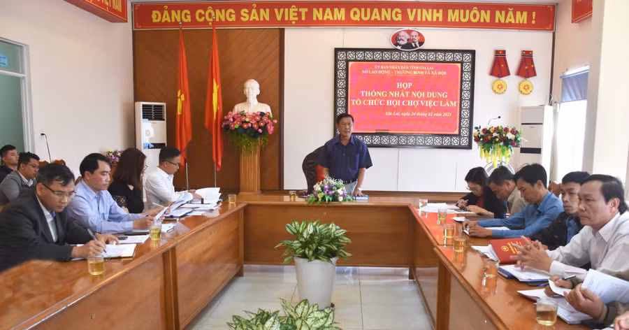 Ban tổ chức họp bàn thống nhất nội dung tổ chức Hội chợ việc làm tỉnh năm 2023. Ảnh: Đinh Yến Ban tổ chức họp bàn thống nhất nội dung tổ chức Hội chợ việc làm tỉnh năm 2023. Ảnh: Đinh Yến