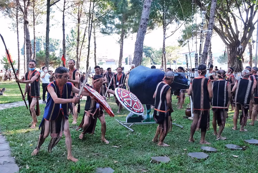Nghệ nhân làng Piơm (thị trấn Đak Đoa) múa khiên trong lễ tái hiện đâm trâu mừng chiến thắng tại Ngày hội văn hóa các dân tộc ở Quảng trường Đại Đoàn Kết (TP. Pleiku). Ảnh: Hoàng Ngọc