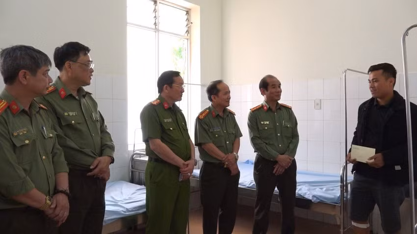 Lãnh đạo công an tỉnh Lâm Đồng thăm hỏi Thượng úy Nguyễn Trung Kiên