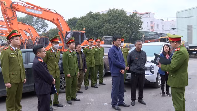 2 lãnh đạo và 3 đăng kiểm viên của Trung tâm Đăng kiểm 29-07D bị bắt khẩn cấp. Ảnh: Nguyễn Bích