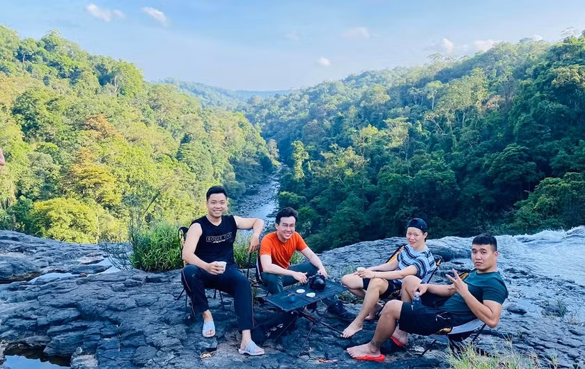 Du khách chụp ảnh lưu niệm tại Khu Bảo tồn thiên nhiên Kon Chư Răng (huyện Kbang). Ảnh: Hoàng Ngọc