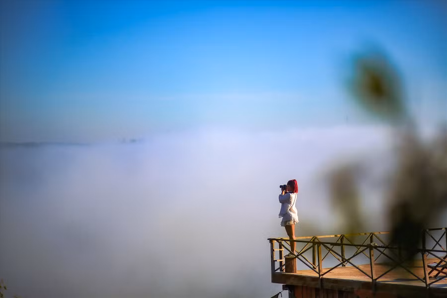 Săn mây ở đây gần đến nỗi cảm giác như có thể chạm tay vào những đám mây bồng bềnh.