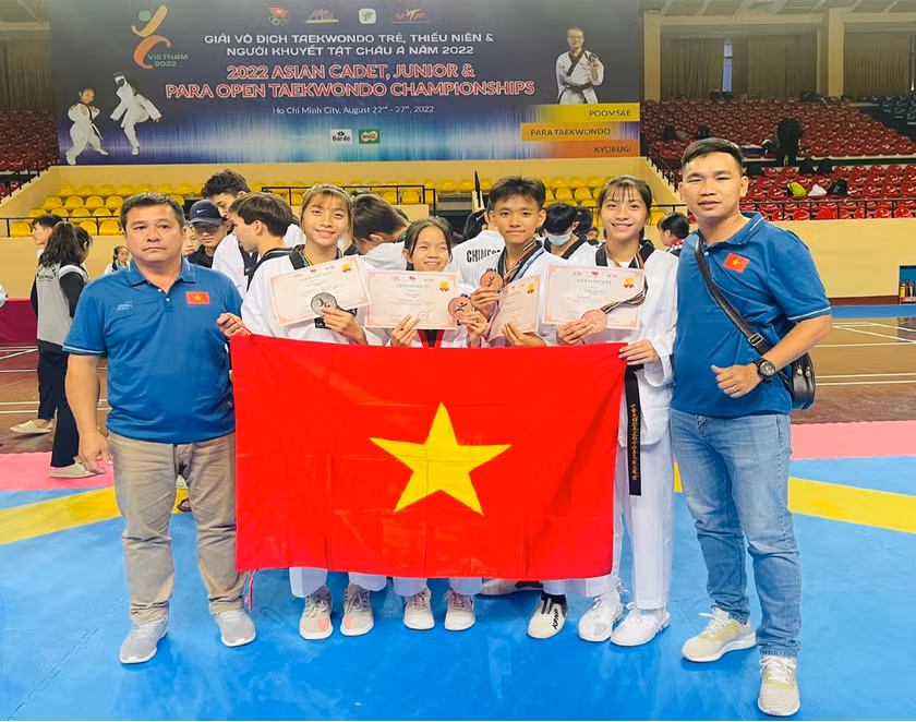 Võ sĩ Nguyễn Lê Chinh (thứ 3 từ phải sang) giành huy chương đồng ở Giải Taekwondo trẻ châu Á 2022. Ảnh: Nguyễn Nhật Võ sĩ Nguyễn Lê Chinh (thứ 3 từ phải sang) giành huy chương đồng ở Giải Taekwondo trẻ châu Á 2022. Ảnh: Nguyễn Nhật