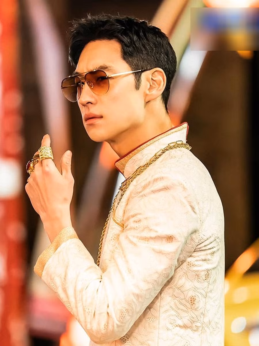 Nam chính Taxi Driver 2 diện áo dài Việt Nam. Ảnh: Nhà sản xuất Nam chính Taxi Driver 2 diện áo dài Việt Nam. Ảnh: Nhà sản xuất