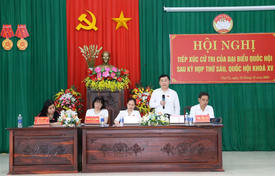 Đại biểu Quốc hội tỉnh trả lời ý kiến, kiến nghị của cử tri huyện Đức Cơ. Ảnh: Q.T Đại biểu Quốc hội tỉnh trả lời ý kiến, kiến nghị của cử tri huyện Đức Cơ. Ảnh: Q.T