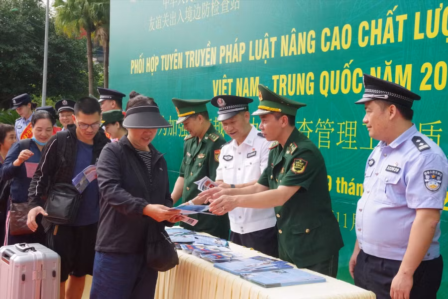 Biên phòng hai nước Việt- Trung tuyên truyền chung về phòng chống tội phạm qua biên giới. Ảnh: Duy Chiến