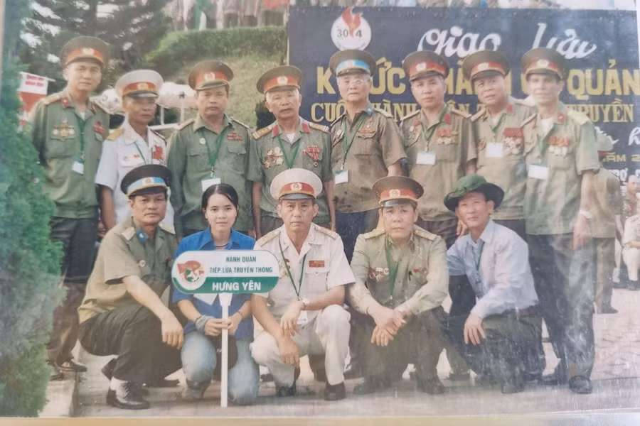 Anh hùng Vũ Đức Chính (đứng hàng sau, thứ 4 bên phải) cùng đồng đội tham gia các hoạt động địa phương.