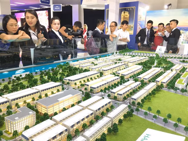 Tất cả môi giới bất động sản phải có chứng chỉ hành nghề