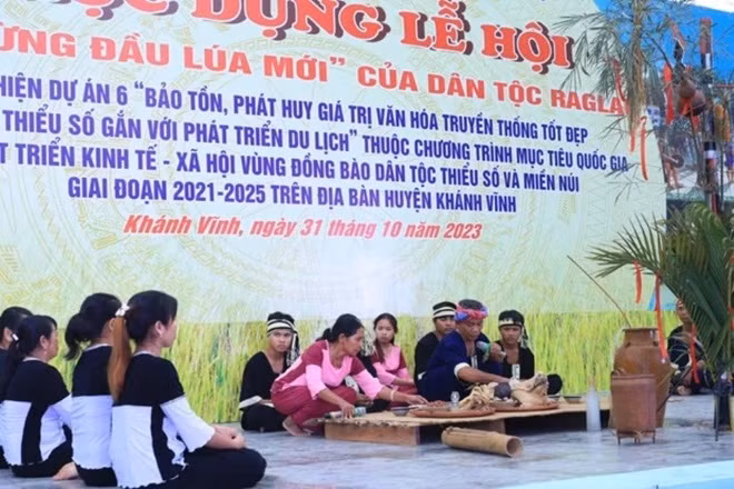 Chương trình phục dựng Lễ hội ăn mừng lúa mới của huyện Khánh Vĩnh, tỉnh Khánh Hòa. Ảnh: Báo Khánh Hòa Chương trình phục dựng Lễ hội ăn mừng lúa mới của huyện Khánh Vĩnh, tỉnh Khánh Hòa. Ảnh: Báo Khánh Hòa