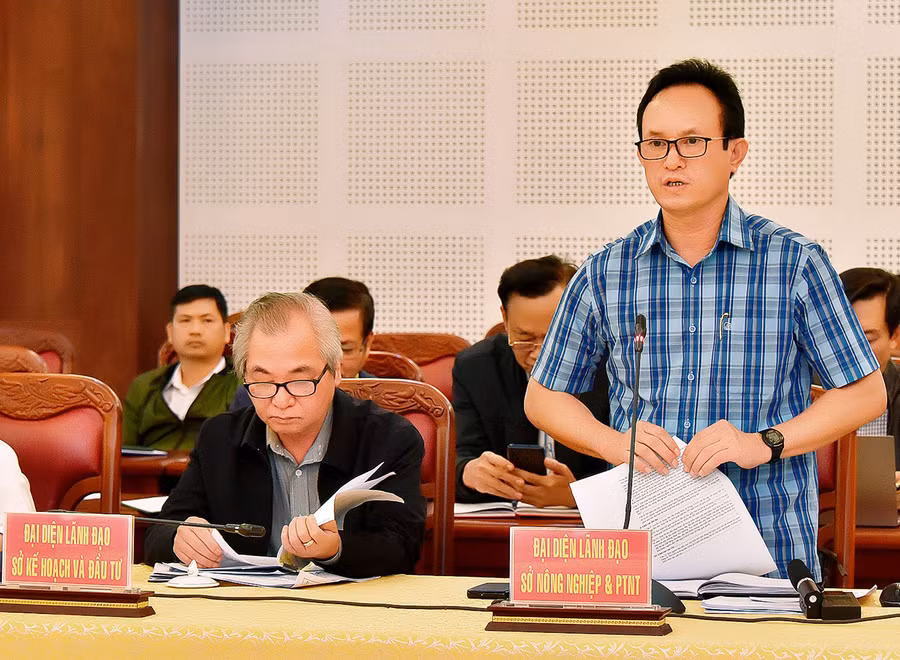 Ông Đoàn Ngọc Có-Phó Giám đốc Sở Nông nghiệp và PTNT giải đáp ý kiến, kiến nghị của hội viên nông dân. Ảnh: Đ.T