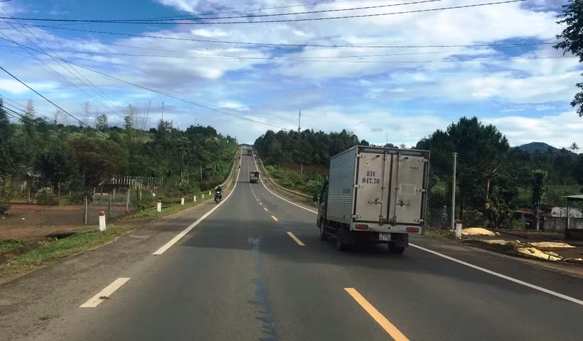 Phương tiện lưu thông trên một đoạn tuyến đường Hồ Chí Minh đoạn qua khu vực Tây Nguyên. Ảnh: Việt Hùng/Vietnam+