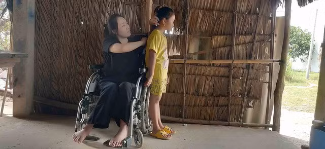 Sinh tồn hậu chấn thương tủy sống: Những giấc mơ trong căn nhà đầy gió - Ảnh 3. Bé Mèo là niềm an ủi lớn của chị Phương. Ảnh: Như Lịch