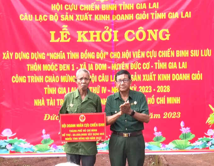Ông Ngô Công Đoan (bìa phải)-Chủ nhiệm Câu lạc bộ “Cựu chiến binh sản xuất-kinh doanh giỏi” tỉnh trao tiền hỗ trợ xây dựng nhà cho hội viên Siu Lưu. Ảnh: P.D