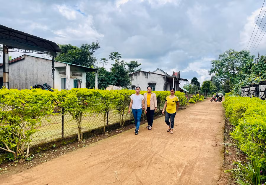 Tuyến đường đi qua trước nhà chị Siu H’bjý và chị Siu Len sạch đẹp nhờ các chị và hội viên tích cực dọn dẹp, trồng và chăm sóc hàng rào xanh. Ảnh: N.H Tuyến đường đi qua trước nhà chị Siu H’bjý và chị Siu Len sạch đẹp nhờ các chị và hội viên tích cực dọn dẹp, trồng và chăm sóc hàng rào xanh. Ảnh: N.H