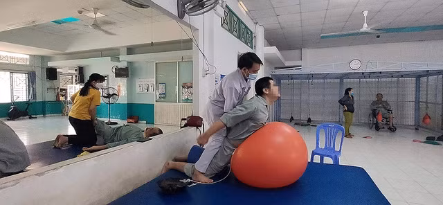 Sinh tồn hậu chấn thương tủy sống: Đi ra từ bóng tối tuyệt vọng - Ảnh 3. Bệnh nhân tổn thương tủy sống điều trị tại Bệnh viện Phục hồi chức năng - Điều trị bệnh nghề nghiệp TP.HCM