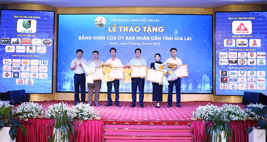 Phó Chủ tịch UBND tỉnh Nguyễn Hữu Quế trao bằng khen của Chủ tịch UBND tỉnh cho các cá nhân có thành tích xuất sắc. Ảnh: Hà Đức Thành