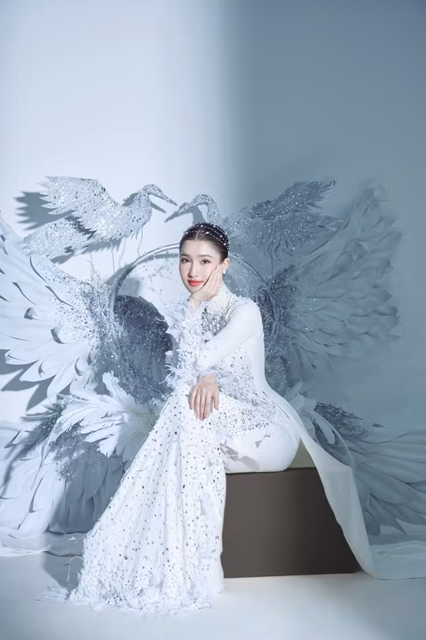 Bộ trang phục nặng tới 10kg. Ảnh: CTV/Vietnam+