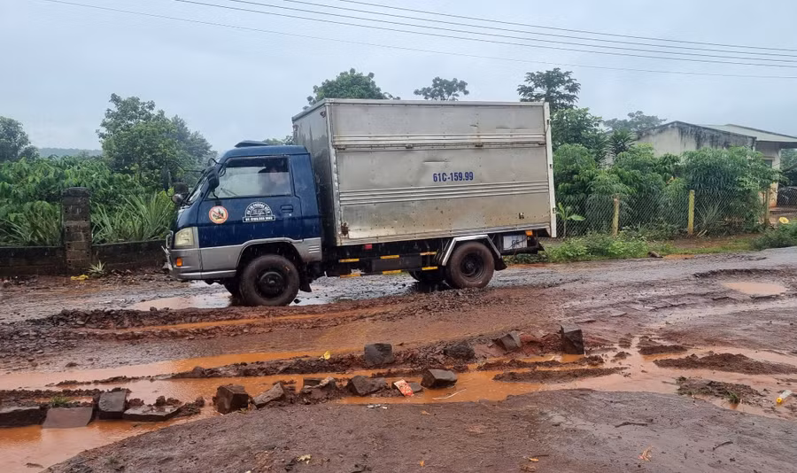 Nền đường xuất hiện hàng loạt “ổ gà” rất nguy hiểm cho người và phương tiện khi lưu thông. Ảnh: Hà Phương