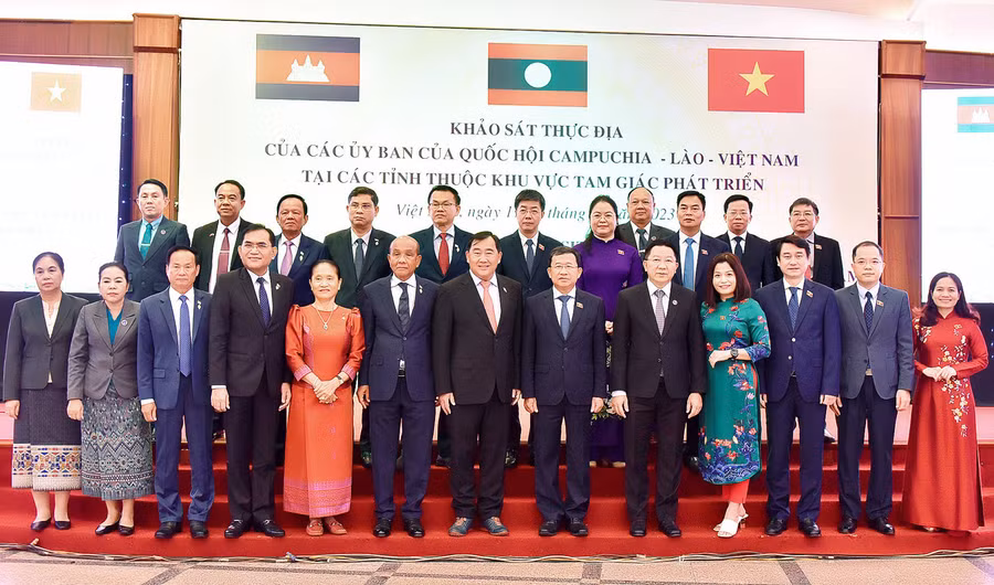 Đại biểu Quốc hội 3 nước Campuchia, Lào, Việt Nam chụp ảnh lưu niệm bên lề buổi làm việc. Ảnh: Đ.T
