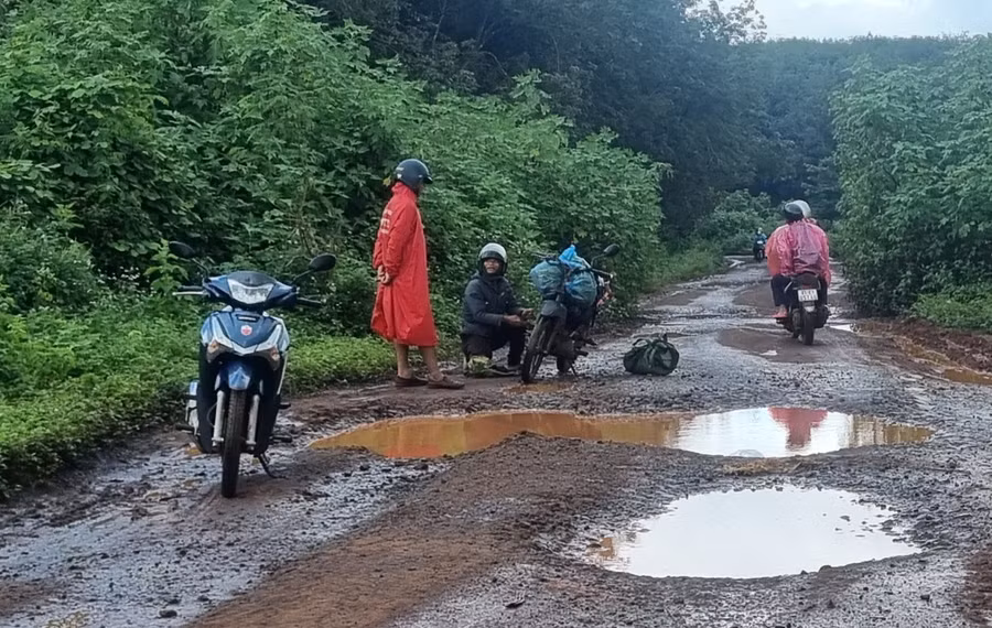 Người dân và phương tiện khi lưu thông qua tuyến đường này rất vất vả. Ảnh: Hà Phương