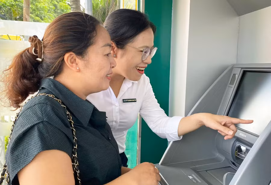 Khách hàng trải nghiệm giao dịch nộp tiền vào tài khoản ngay trên máy CRM của BIDV. Ảnh: S.C