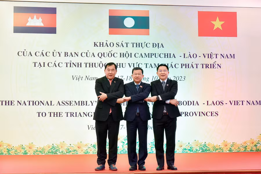 Trưởng đoàn 3 nước Việt Nam, Lào, Campuchia chụp ảnh lưu niệm. Ảnh: Đ.T
