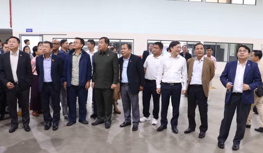 Đoàn đi khảo sát thực tế tại nhà máy chế biến trái cây của Công ty TNHH Quicornac. Ảnh: Q.T