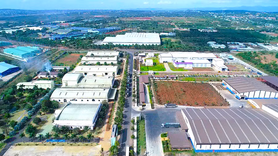 Nỗ lực cải cách thủ tục hành chính, tạo môi trường đầu tư thông thoáng từ các sở, ngành và địa phương giúp thu hút ngày càng nhiều nhà đầu tư đến với tỉnh. Ảnh: Hà Duy Nỗ lực cải cách thủ tục hành chính, tạo môi trường đầu tư thông thoáng từ các sở, ngành và địa phương giúp thu hút ngày càng nhiều nhà đầu tư đến với tỉnh. Ảnh: Hà Duy