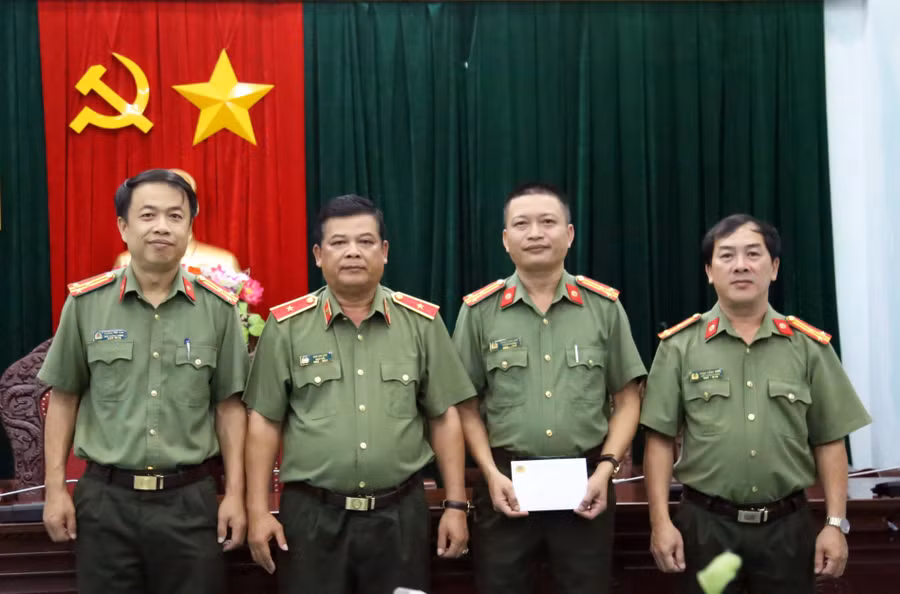 Thiếu tướng Rah Lan Lâm-Ủy viên Ban Thường vụ Tỉnh ủy, Giám đốc Công an tỉnh (thứ 2 từ trái sang) thưởng nóng cho cán bộ,chiến sĩ Phòng An ninh điều tra. Ảnh: Lê Ánh Thiếu tướng Rah Lan Lâm-Ủy viên Ban Thường vụ Tỉnh ủy, Giám đốc Công an tỉnh (thứ 2 từ trái sang) thưởng nóng cho cán bộ,chiến sĩ Phòng An ninh điều tra. Ảnh: Lê Ánh
