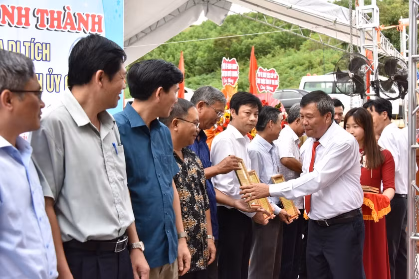 Ủy viên Ban Thường vụ Tỉnh ủy, Chủ nhiệm UBKT Tỉnh ủy Thái Thanh Bình trao thư cảm ơn và quà lưu niệm cho các đơn vị, tổ chức và người dân tham gia đóng góp xây dựng công trình Bia Di tích. Ảnh: Đức Thụy