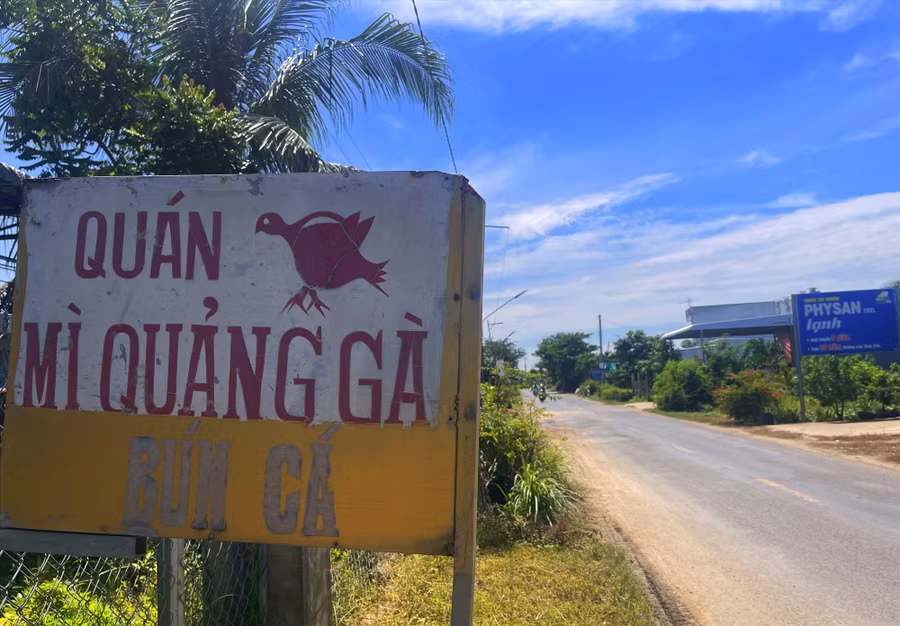Dọc quốc lộ 30 đường lên biên giới Campuchia có nhiều quán mỳ Quảng. Ảnh: Minh Hải Dọc quốc lộ 30 đường lên biên giới Campuchia có nhiều quán mỳ Quảng. Ảnh: Minh Hải