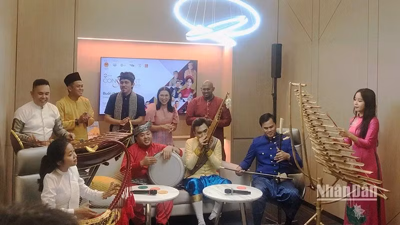 Các nghệ sĩ trình diễn tại buổi họp báo. Các nghệ sĩ trình diễn tại buổi họp báo.