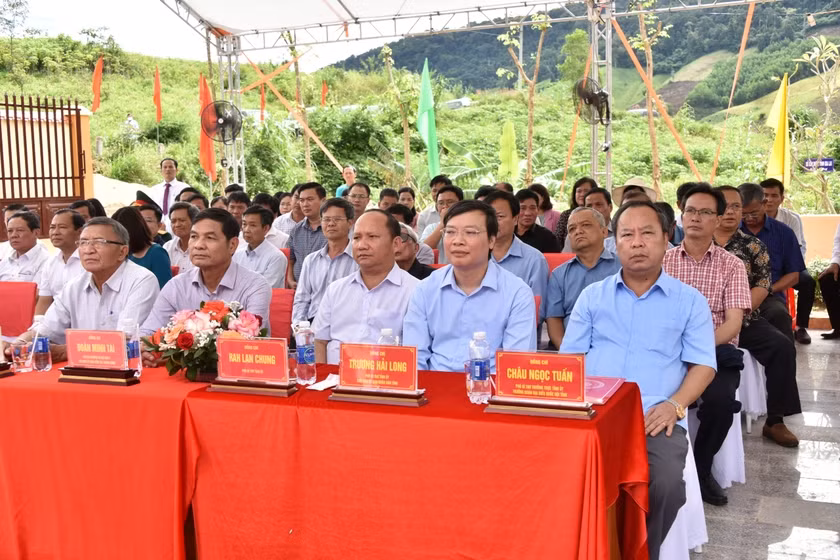 Các đồng chí lãnh đạo tỉnh tham dự buổi lễ. Ảnh: Đức Thụy