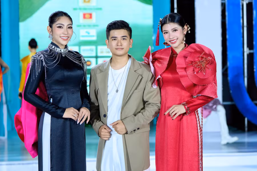 Vừa qua, Hoa hậu Đặng Thu Thảo và Lê Trần Bình An góp mặt trong bộ sưu tập của nhà thiết kế Nguyễn Minh Long, hoạt động này nằm trong khuôn khổ Đêm hội áo dài Việt Nam 2023 diễn ra tại tỉnh Kiên Giang. Ảnh: NVCC