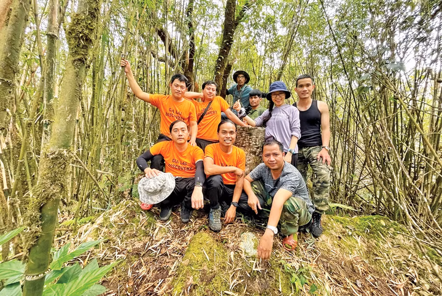 Đoàn trekking chụp ảnh lưu niệm trên hành trình chinh phục đỉnh Kon Ka Kinh. Ảnh: Hoàng Ngọc