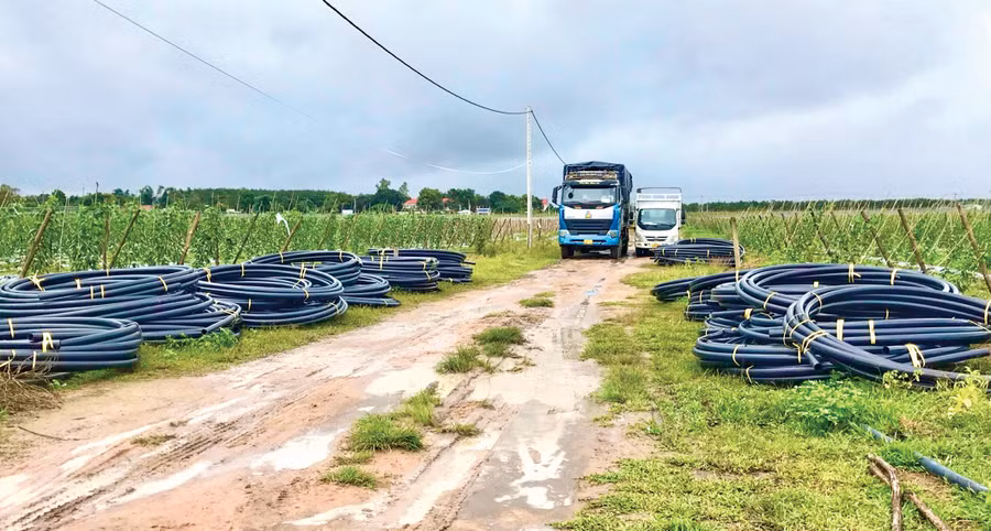 Công ty TNHH Sản xuất và kinh doanh Bảo Khang Plastic thi công, lắp đặt hệ thống tưới nhỏ giọt cho người dân. Ảnh: L.N Công ty TNHH Sản xuất và kinh doanh Bảo Khang Plastic thi công, lắp đặt hệ thống tưới nhỏ giọt cho người dân. Ảnh: L.N