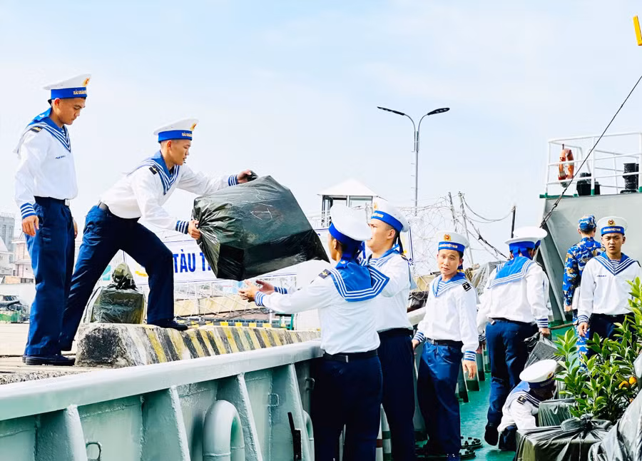 Các chiến sĩ bốc xếp hàng tết chuẩn bị gửi tàu lên nhà giàn. Ảnh: ALĂNG NGƯỚC