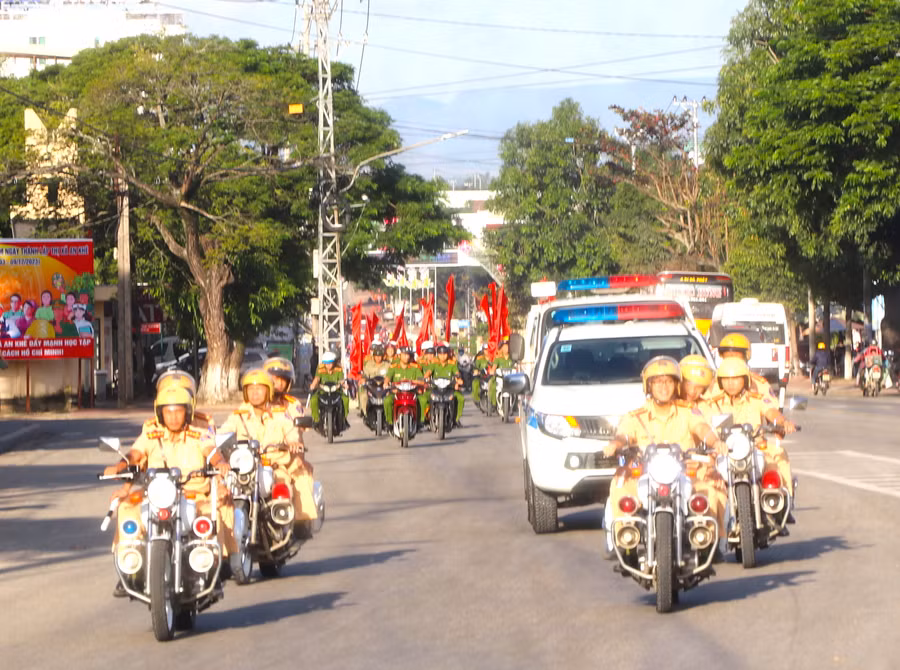 Lực lượng Cảnh sát giao thông, Công an thị xã An Khê tổ chức diễu hành sau lễ ra quân thực hiện tháng cao điểm Tết Nguyên đán Giáp Thìn năm 2024. Ảnh: Ngọc Minh