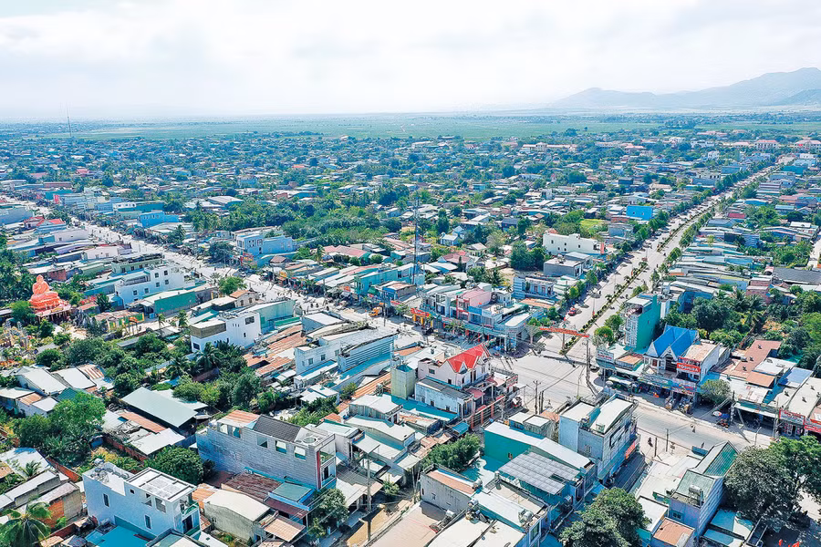 Đường Hùng Vương, đoạn qua trung tâm thị trấn Phú Thiện. Ảnh: B.A