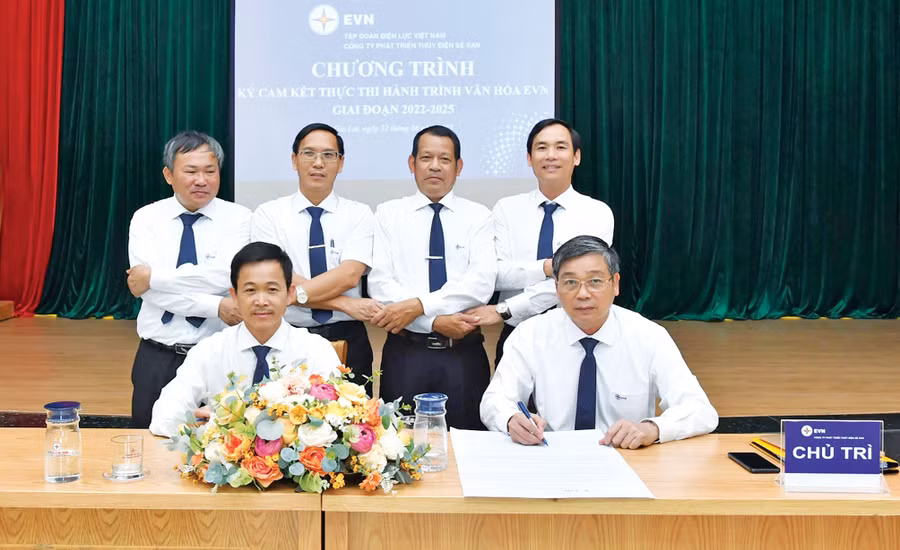 Lãnh đạo Công ty và trưởng các đơn vị ký cam kết thực thi hành trình văn hóa của Tập đoàn Điện lực Việt Nam. Ảnh: M.P Lãnh đạo Công ty và trưởng các đơn vị ký cam kết thực thi hành trình văn hóa của Tập đoàn Điện lực Việt Nam. Ảnh: M.P