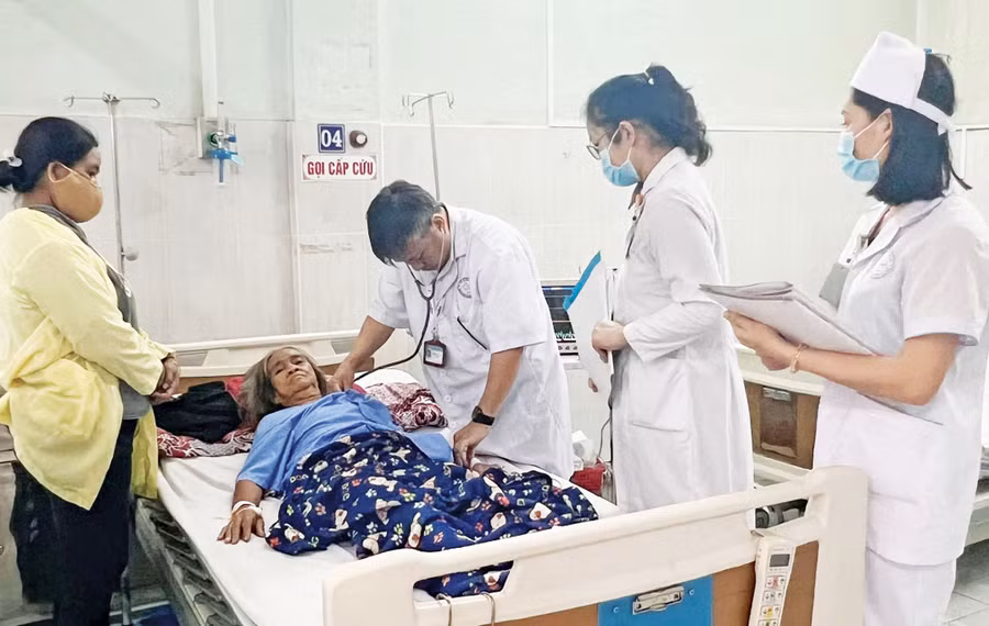 Bác sĩ Phạm Chí Quang-Giám đốc TTYT huyện Phú Thiện thăm khám cho người bệnh. Ảnh: C.Q