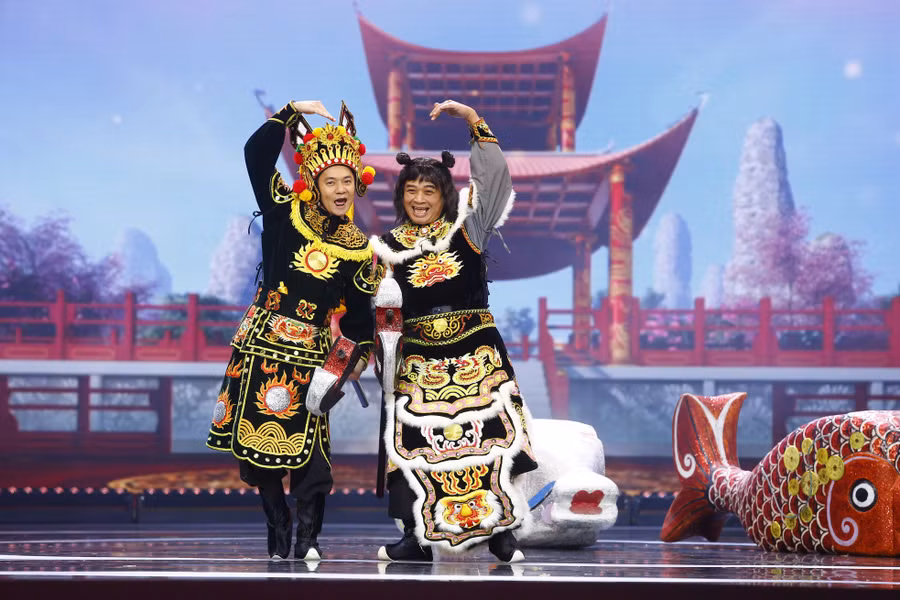 Gặp nhau cuối năm - Táo Quân 2024 hoàn thành ba đêm ghi hình tại Cung Văn hóa Hữu nghị vào tối 29/1. Mỗi đêm diễn đều ghi nhận số lượng người xem đông đảo. Trải qua hơn 20 năm phát sóng, Táo Quân 2024 mạnh dạn đổi mới hình thức thể hiện, nội dung cũng như dàn nghệ sĩ tham dự. Theo đó, Táo Quân 2024 chỉ giữ lại duy nhất NSƯT Quốc Khánh trong vai Ngọc Hoàng, còn dàn Táo gần như được thay mới toàn bộ. Ảnh: VFC Gặp nhau cuối năm - Táo Quân 2024 hoàn thành ba đêm ghi hình tại Cung Văn hóa Hữu nghị vào tối 29/1. Mỗi đêm diễn đều ghi nhận số lượng người xem đông đảo. Trải qua hơn 20 năm phát sóng, Táo Quân 2024 mạnh dạn đổi mới hình thức thể hiện, nội dung cũng như dàn nghệ sĩ tham dự. Theo đó, Táo Quân 2024 chỉ giữ lại duy nhất NSƯT Quốc Khánh trong vai Ngọc Hoàng, còn dàn Táo gần như được thay mới toàn bộ. Ảnh: VFC