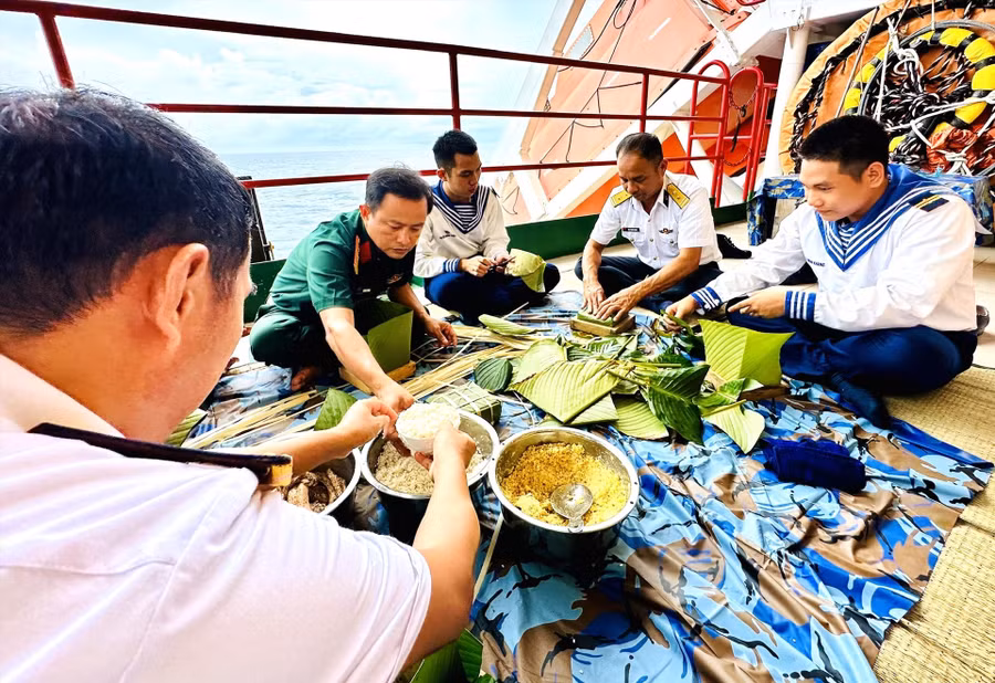 Hoạt động gói bánh chưng, bánh tét, không khí Tết trở nên rạo rực với chiến sĩ nhà giàn DK1. Ảnh: ALĂNG NGƯỚC