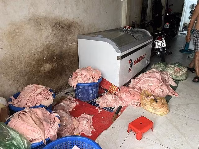 Da heo để dưới sàn nhà ẩm ướt, đen đúa Da heo để dưới sàn nhà ẩm ướt, đen đúa